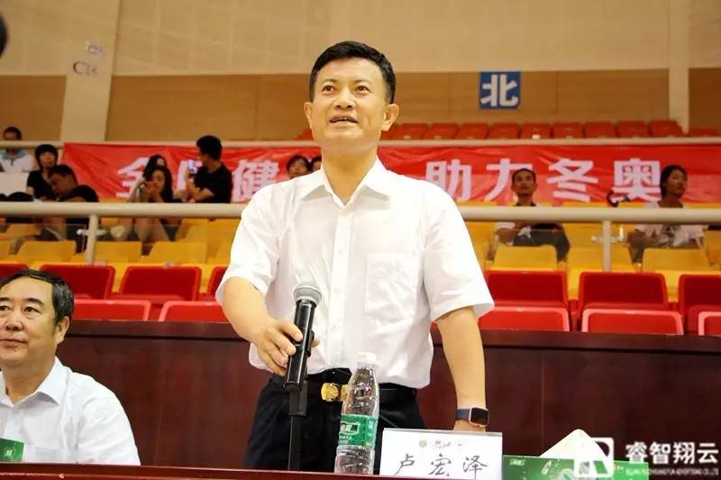 北京市体育局副巡视员卢宏泽宣布比赛开幕.jpg