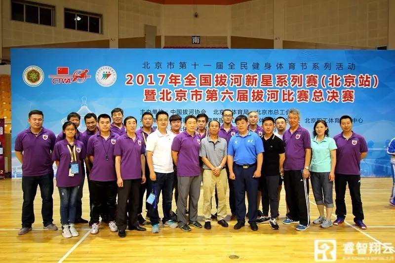 裁判员与领导合影留念.jpg 裁判员与领导合影留念.jpg